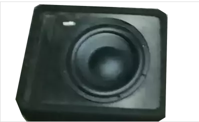 Bir araba subwoofer bileşimi